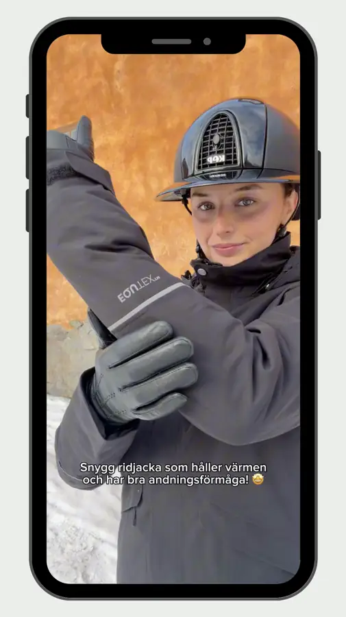 Melina i ridjacka och hjälm utomhus vintertid