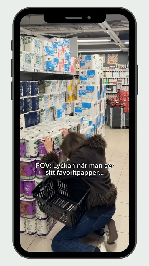 Melina i butiksgång med kundvagn och toalettpapper